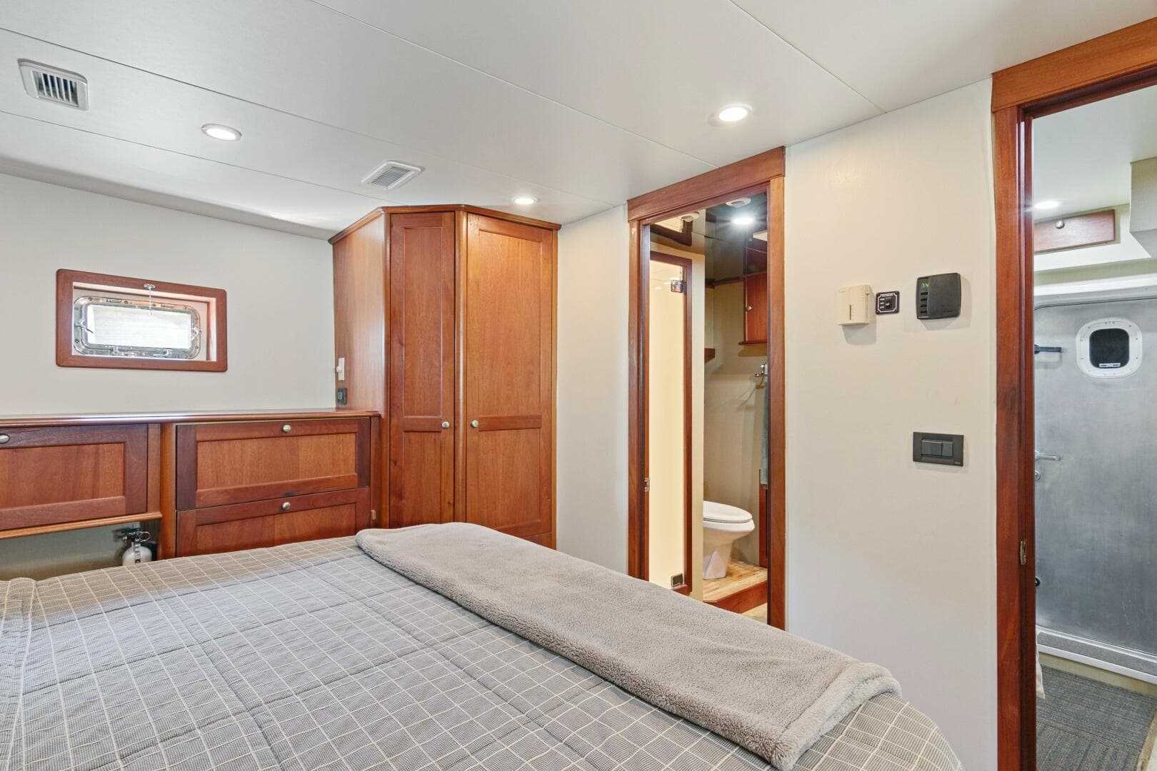 2004 Northern Marine 5700 Expedition — photo 23