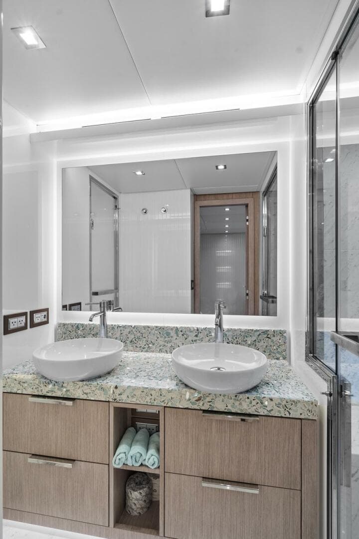 2021 Monte Carlo Yachts 76 Skylounge — photo 31