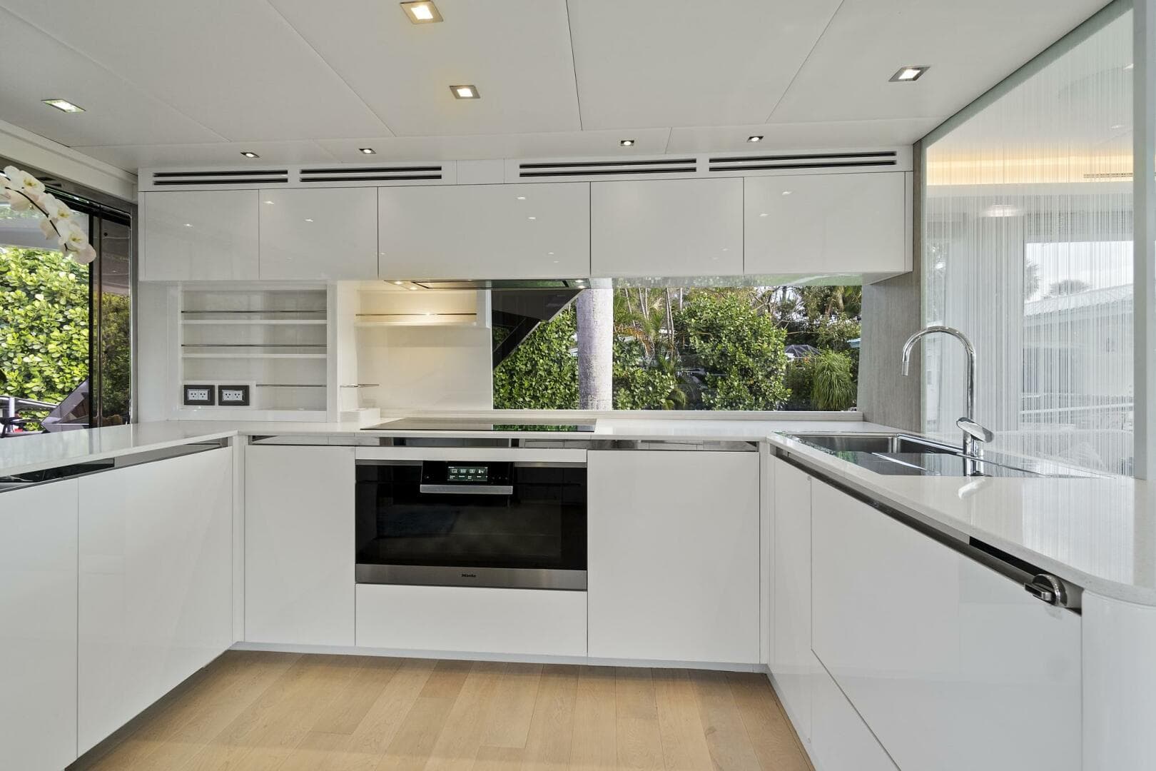 2021 Monte Carlo Yachts 76 Skylounge — photo 9