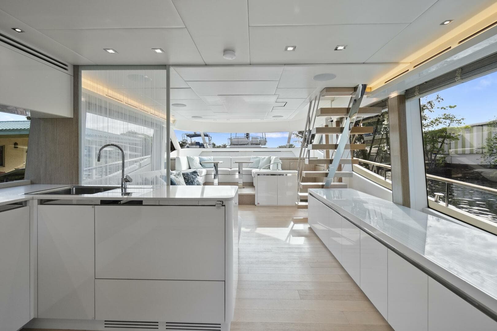 2021 Monte Carlo Yachts 76 Skylounge — photo 8