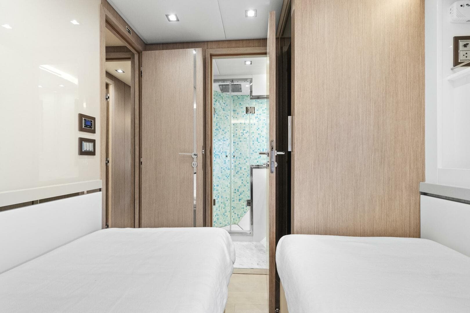 2021 Monte Carlo Yachts 76 Skylounge — photo 35