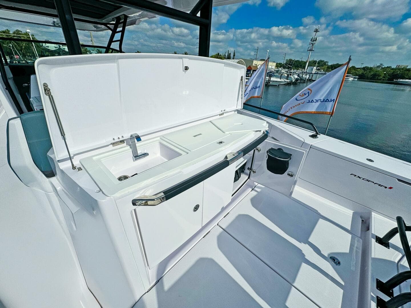 2024 Axopar 37 Sun Top — photo 13
