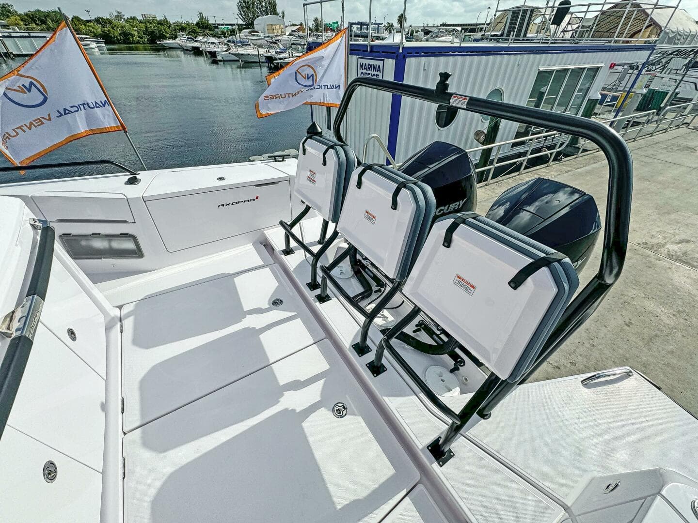 2024 Axopar 37 Sun Top — photo 15