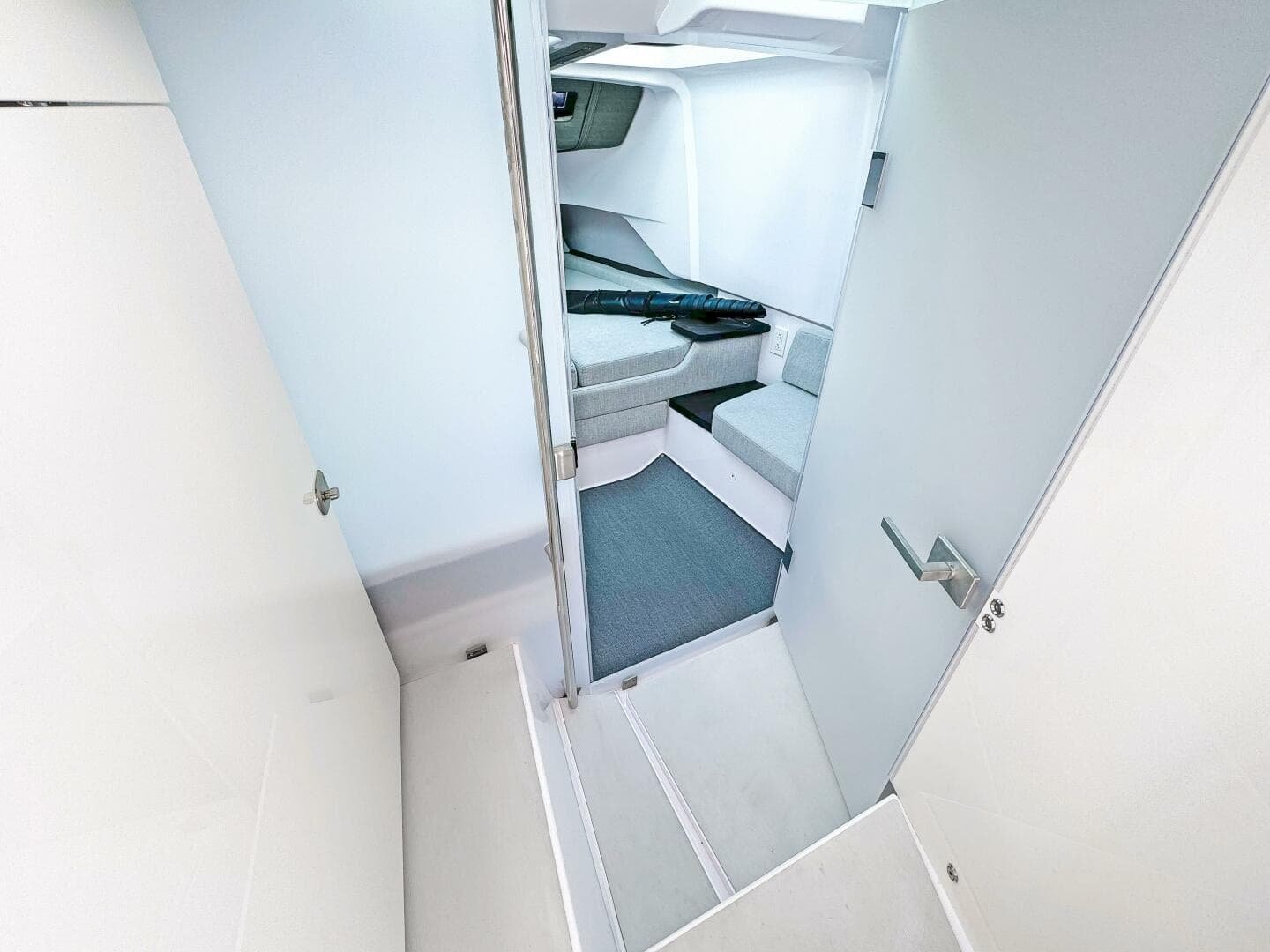 2024 Axopar 37 Sun Top — photo 19