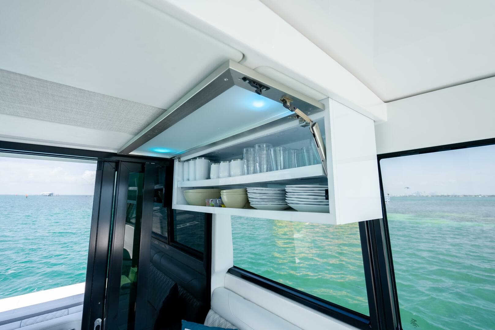 2022 Regal 36 Grande Coupe — photo 13