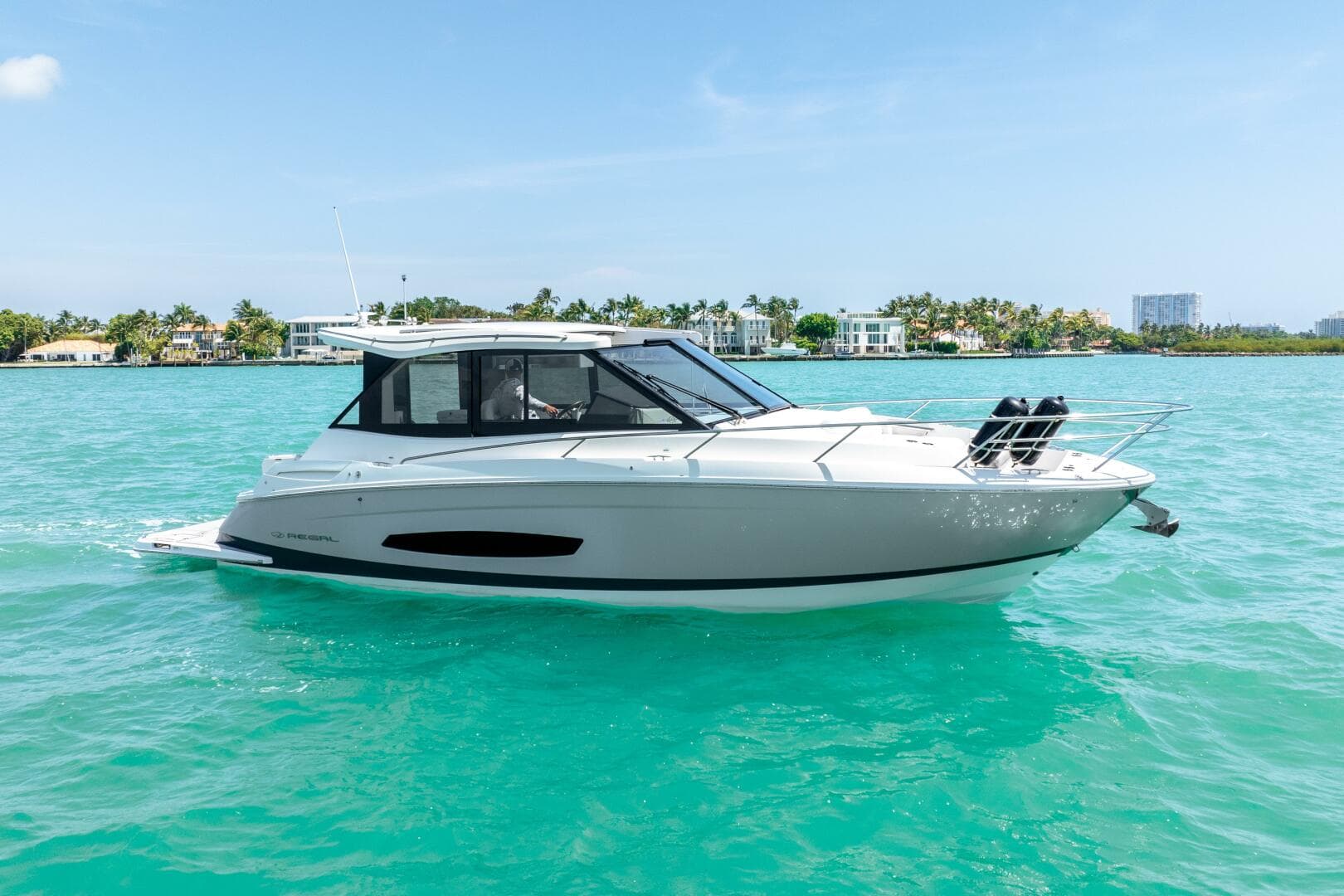 2022 Regal 36 Grande Coupe — photo 2