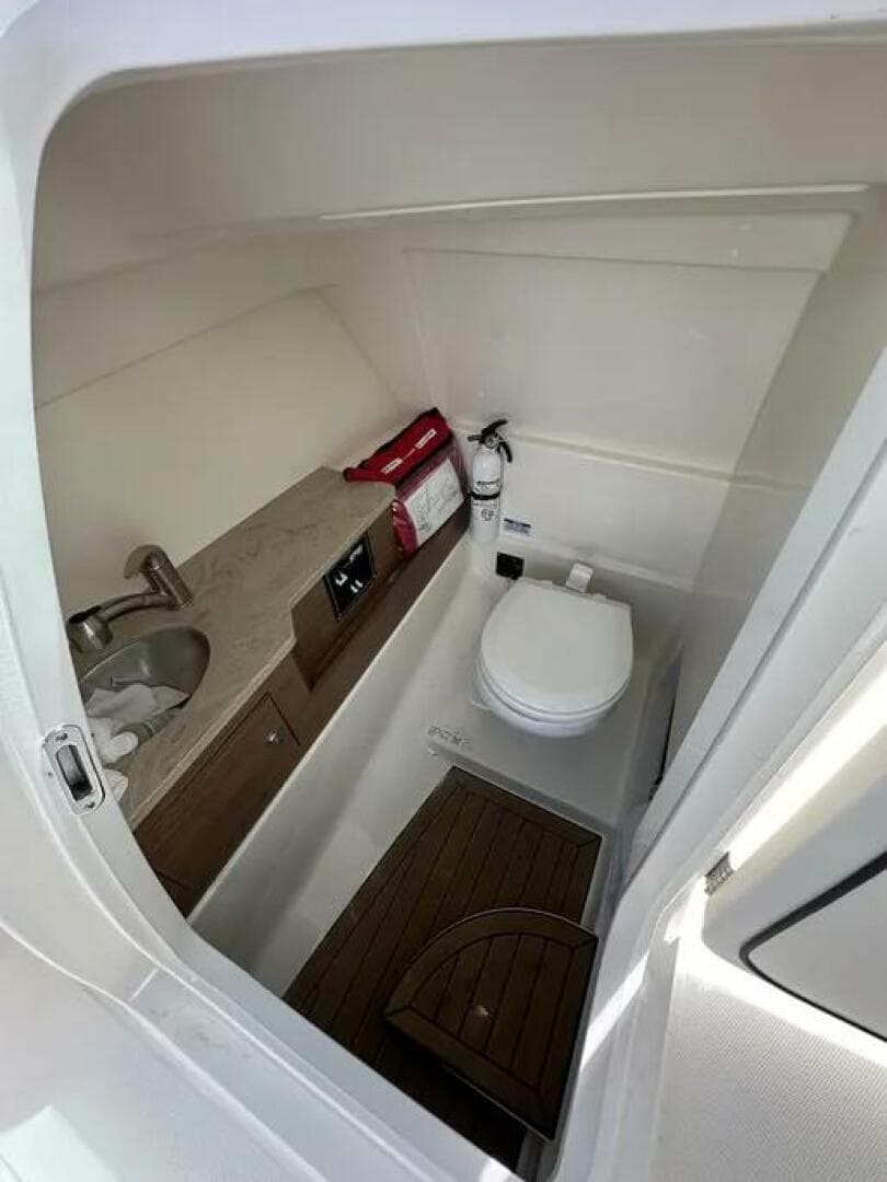 2022 Boston Whaler 280 Vantage — photo 16