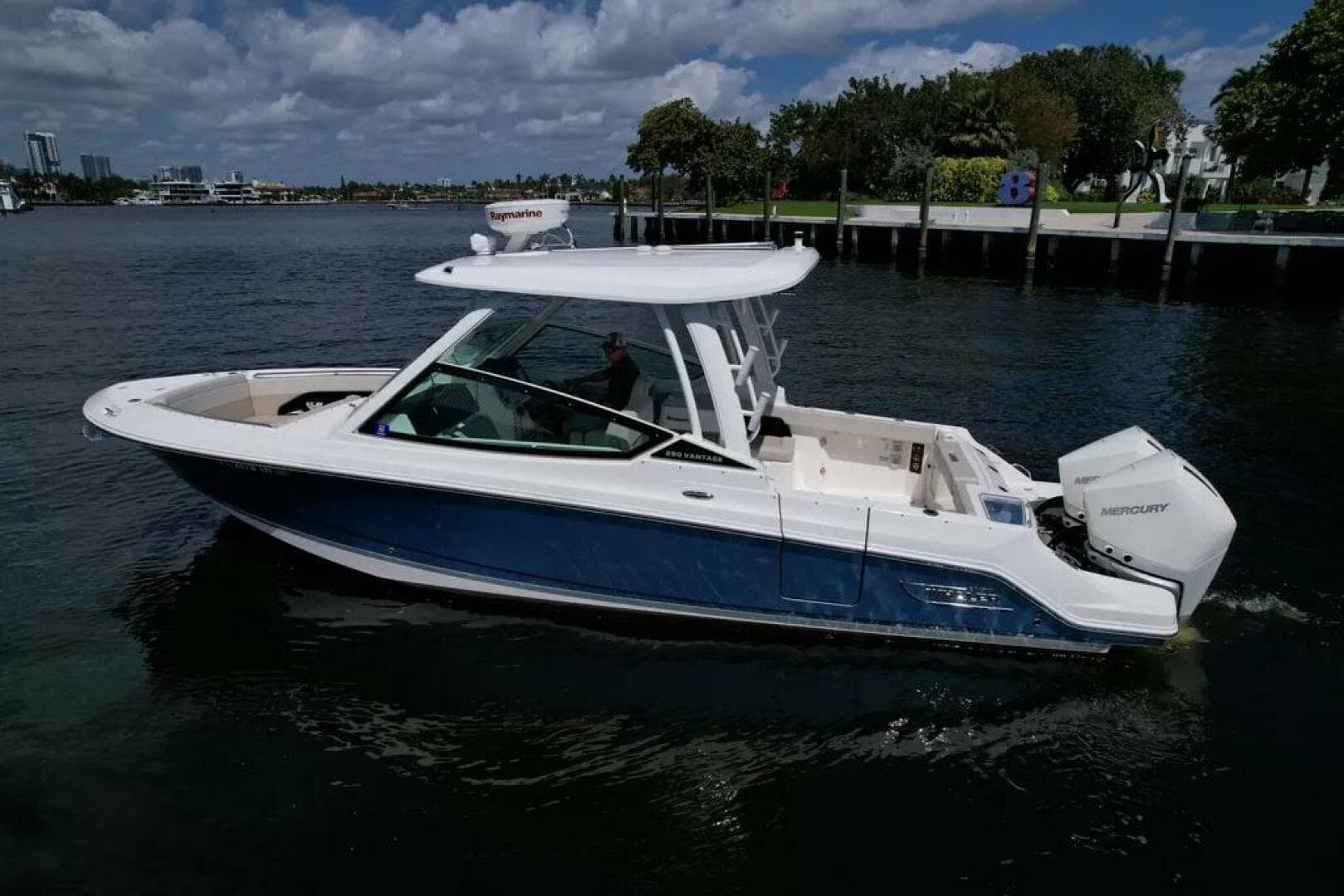 2022 Boston Whaler 280 Vantage — photo 42