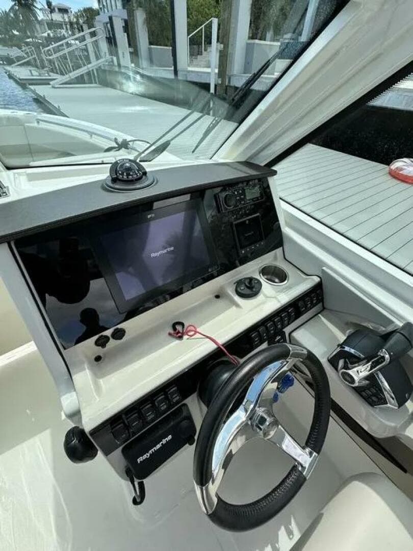 2022 Boston Whaler 280 Vantage — photo 27