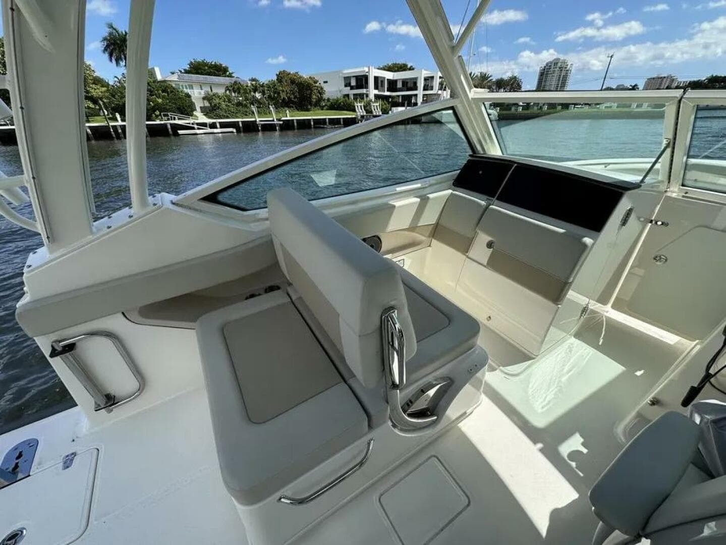 2022 Boston Whaler 280 Vantage — photo 13