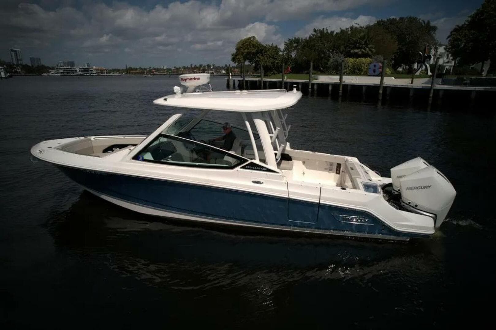 2022 Boston Whaler 280 Vantage — photo 57