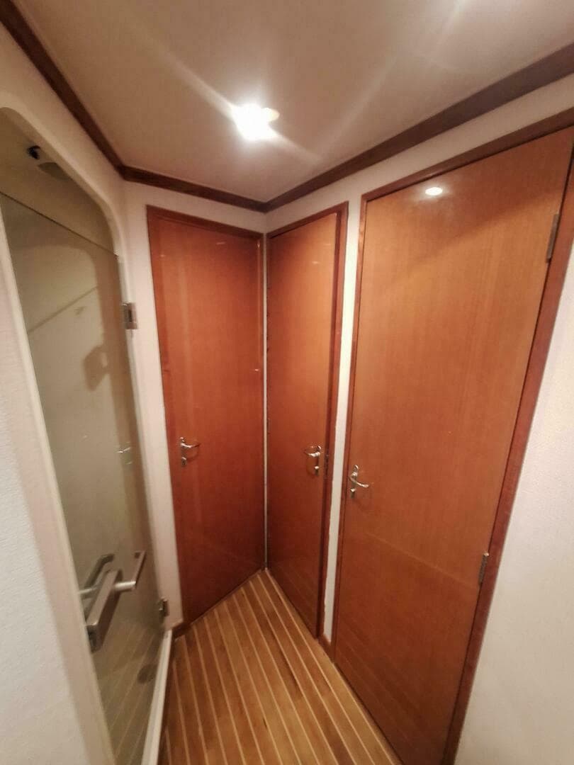 2000 Viking 55 Convertible — photo 68