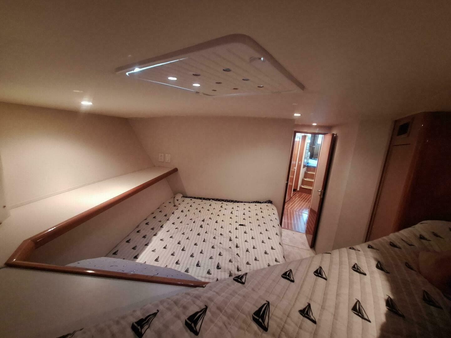 2000 Viking 55 Convertible — photo 64