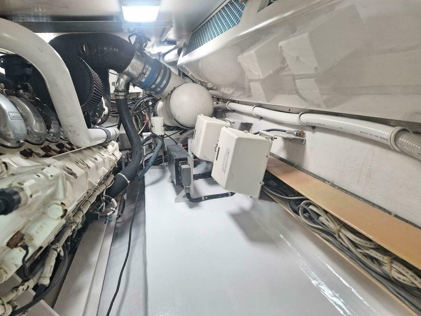 2000 Viking 55 Convertible — photo 74