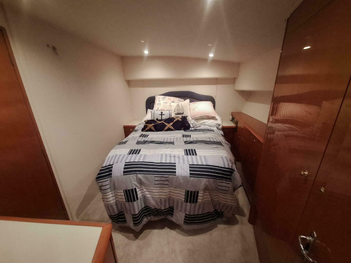 2000 Viking 55 Convertible — photo 57