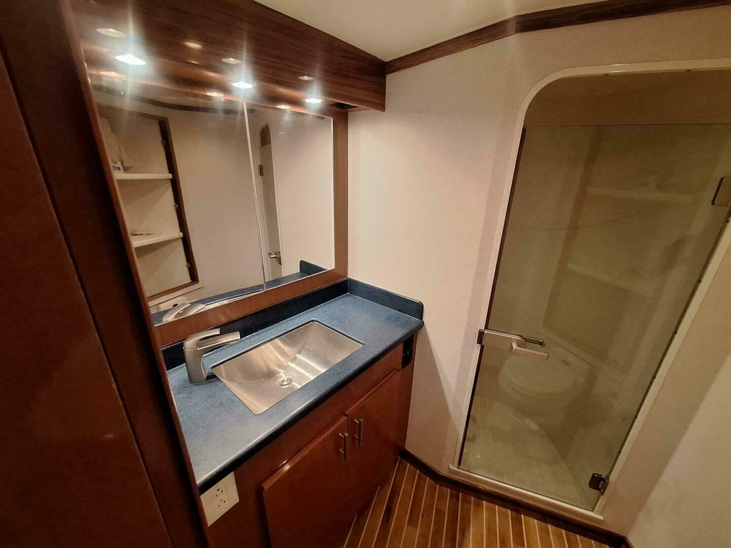 2000 Viking 55 Convertible — photo 60