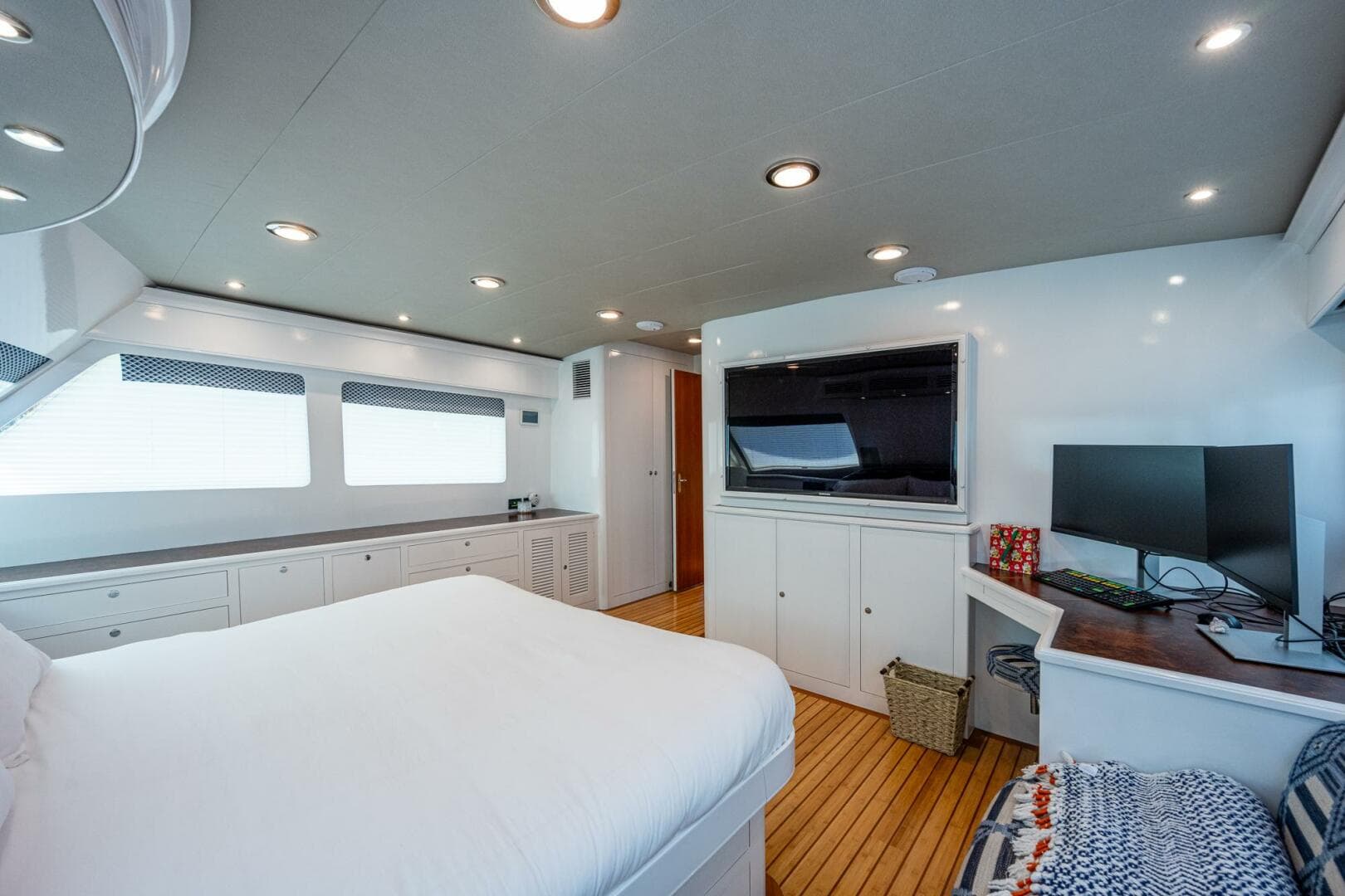 2013 Marlow Explorer Enclosed Bridge — photo 54