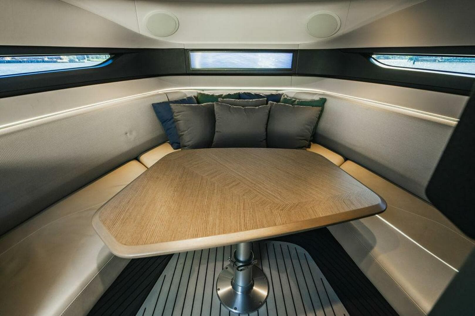 2020 Princess R35 — photo 21