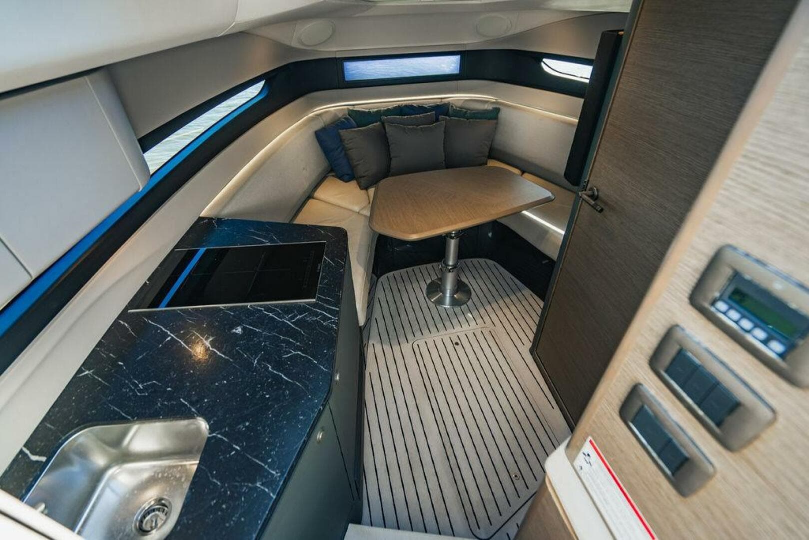 2020 Princess R35 — photo 20