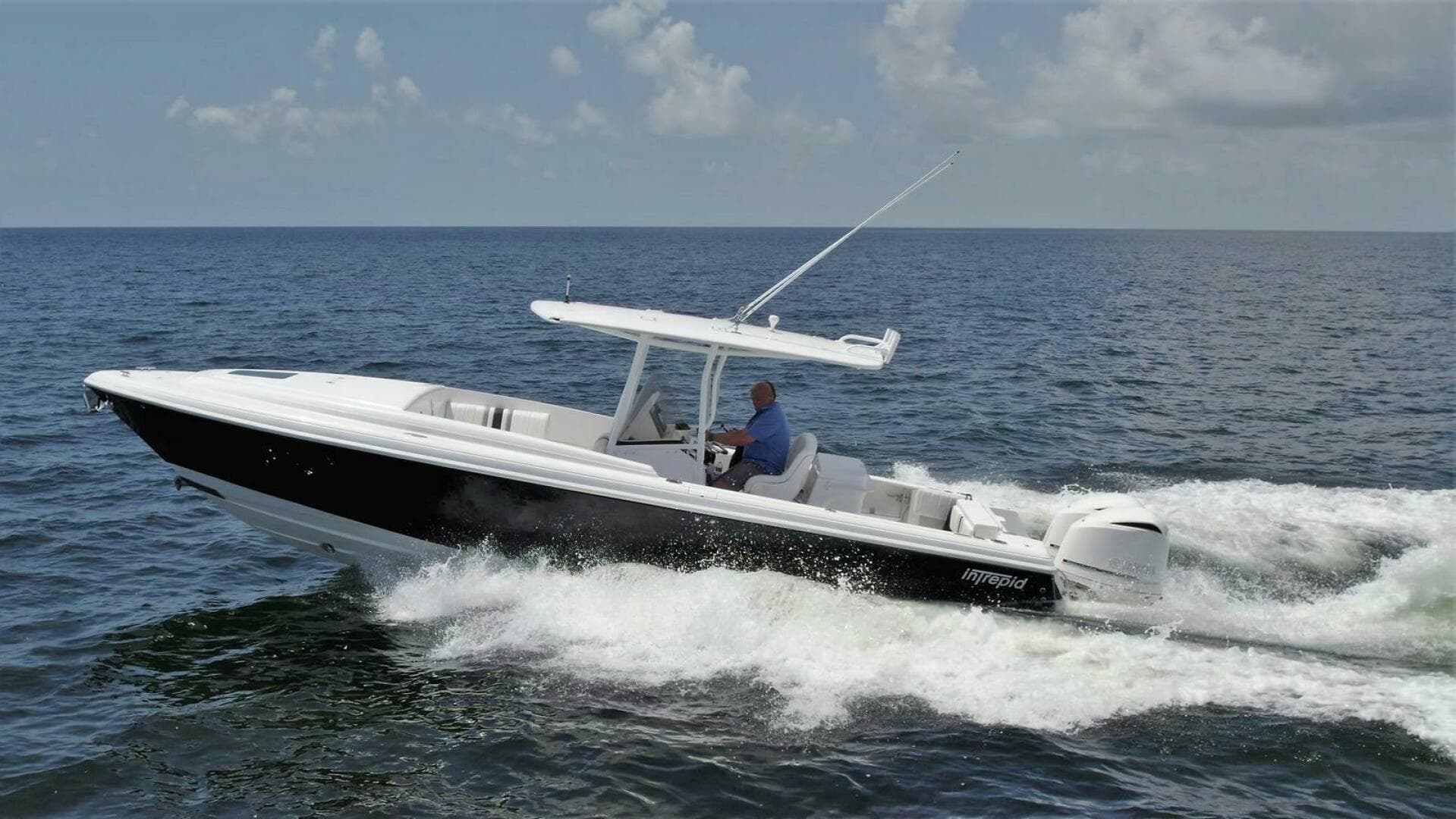 2011 Intrepid 323 Cuddy — photo 2