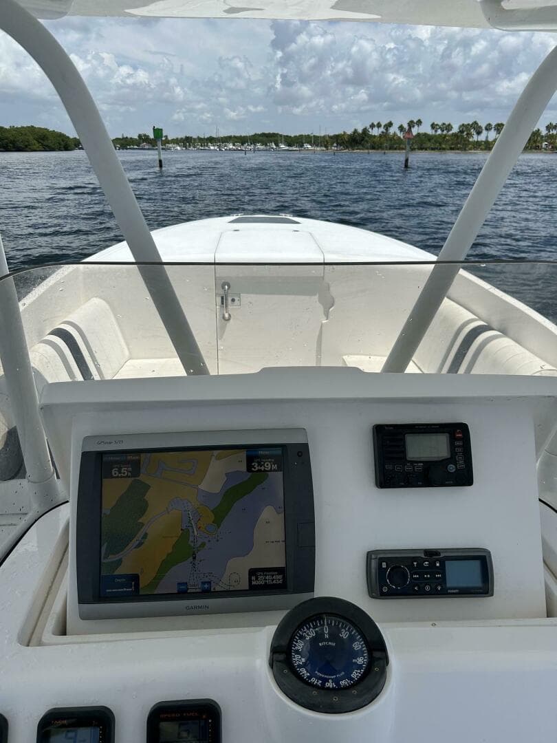 2011 Intrepid 323 Cuddy — photo 19