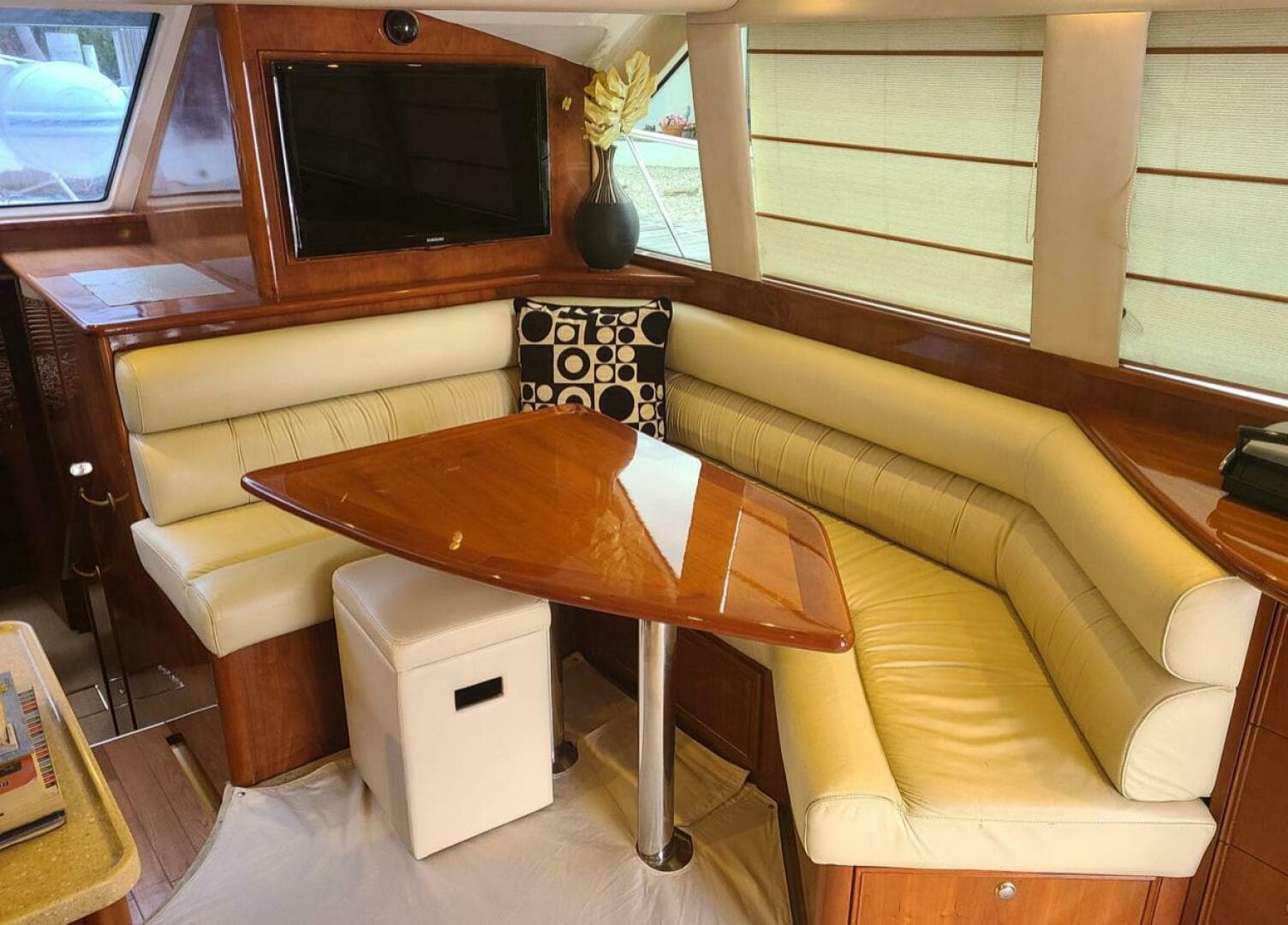 2009 Riviera 47 Enclosed Flybridge Series II — photo 35