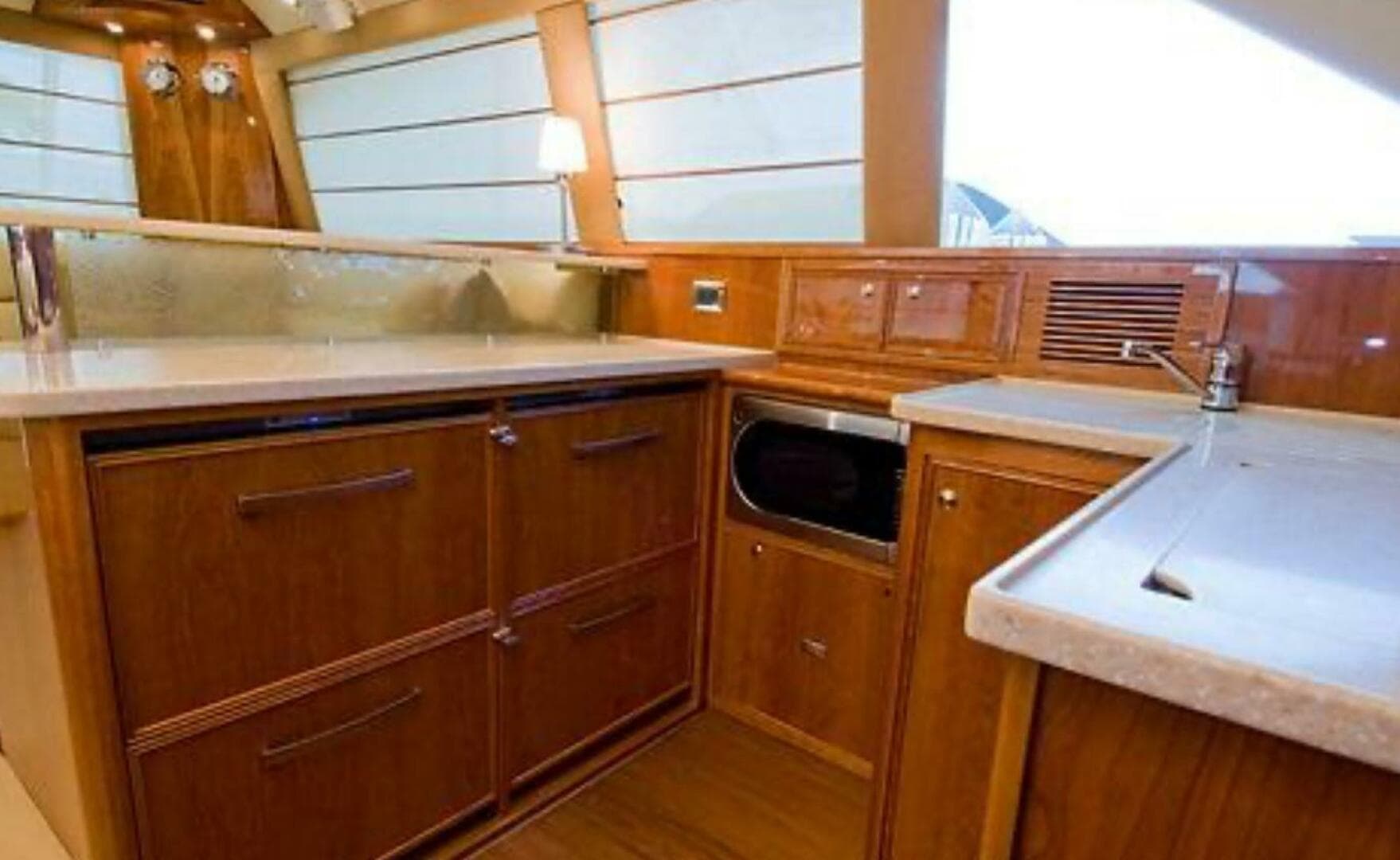 2009 Riviera 47 Enclosed Flybridge Series II — photo 34