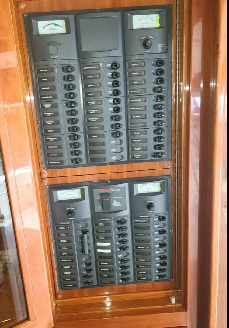 2009 Riviera 47 Enclosed Flybridge Series II — photo 32