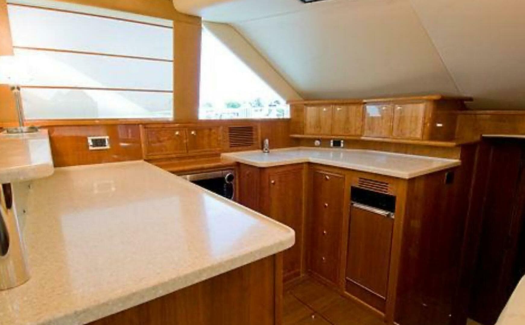 2009 Riviera 47 Enclosed Flybridge Series II — photo 33