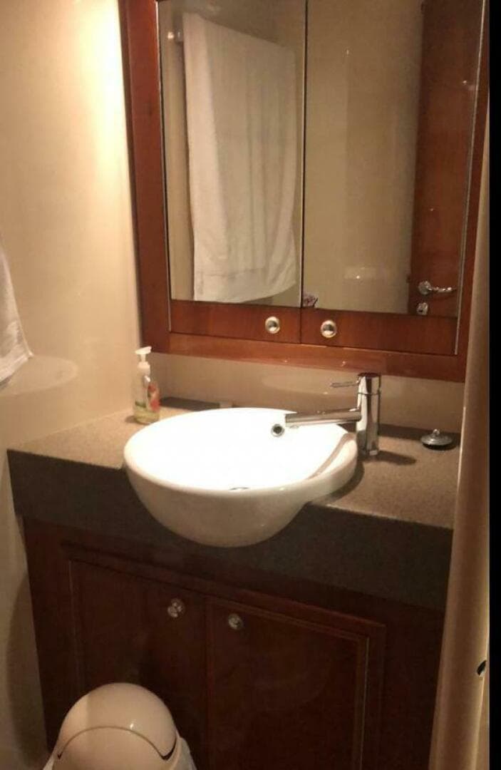 2009 Riviera 47 Enclosed Flybridge Series II — photo 22