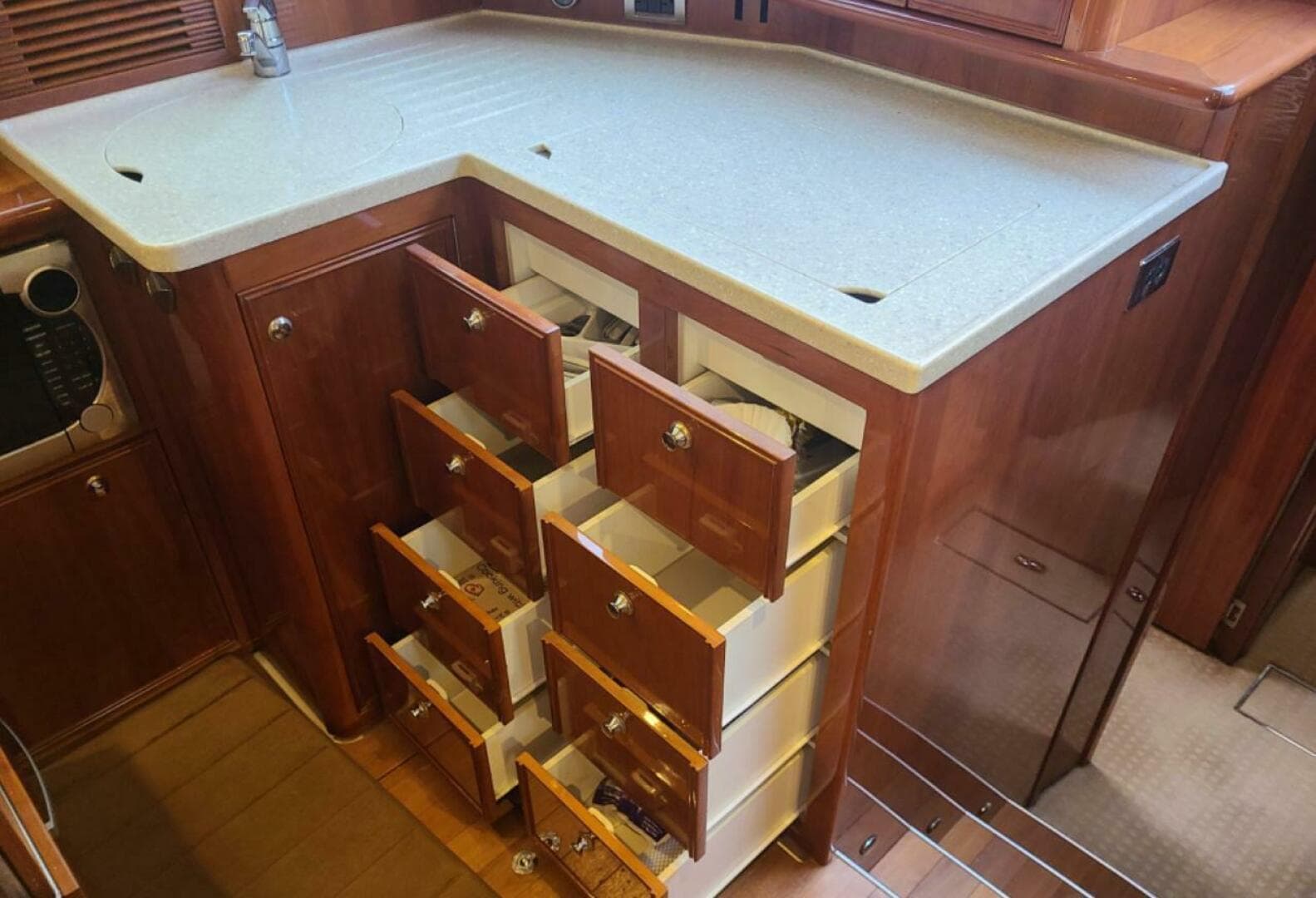 2009 Riviera 47 Enclosed Flybridge Series II — photo 8