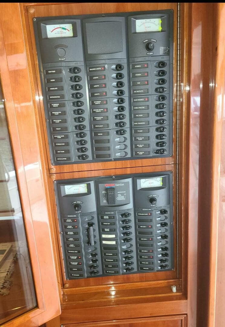 2009 Riviera 47 Enclosed Flybridge Series II — photo 9