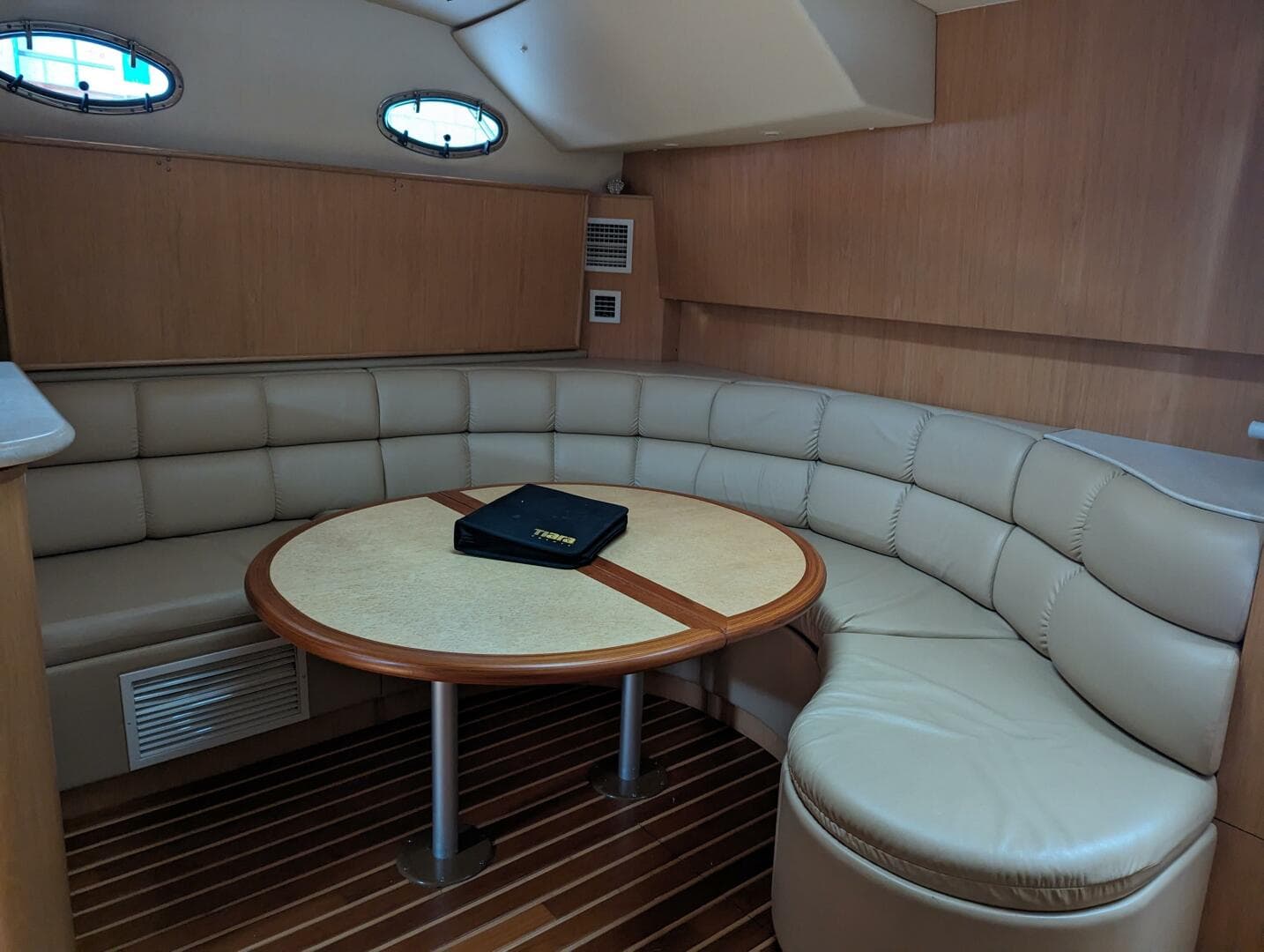 2003 Tiara Yachts 4000 Express — photo 11