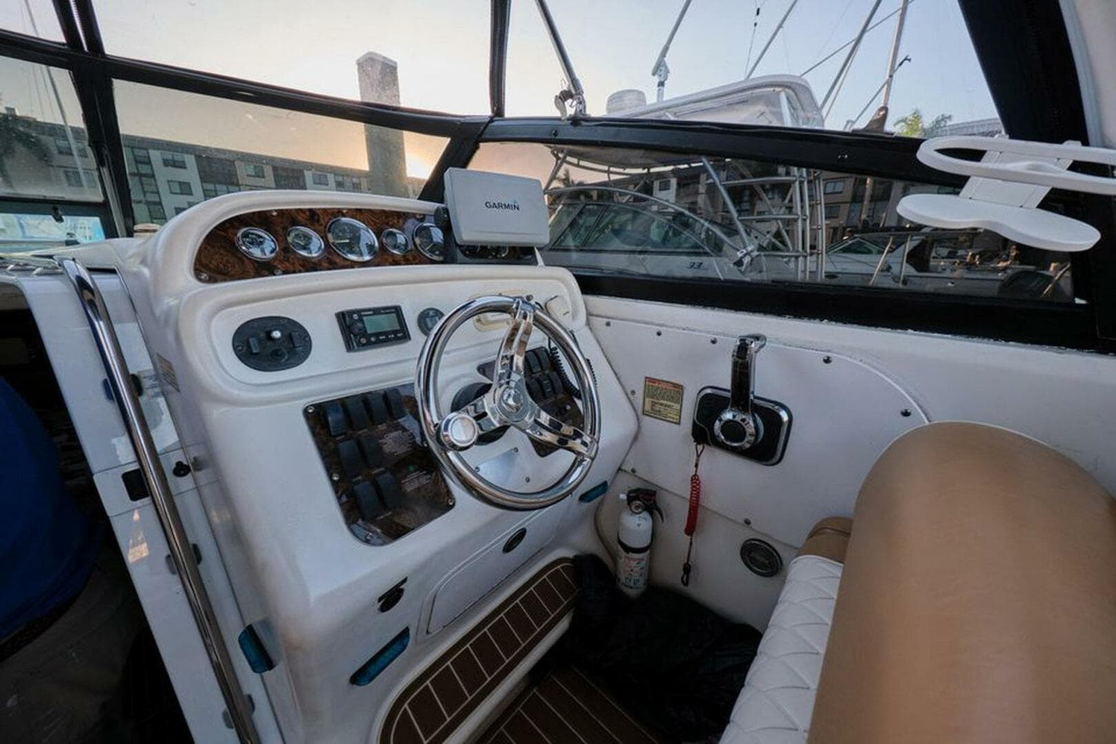 1997 Sea Ray 290 Sundancer — photo 9