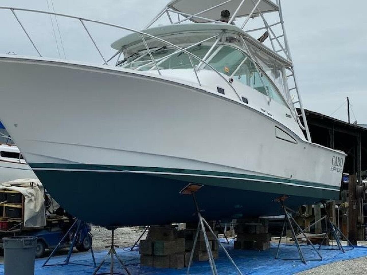 2000 Cabo 35 Express — photo 3