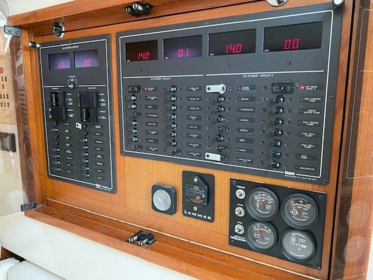 2000 Cabo 35 Express — photo 27