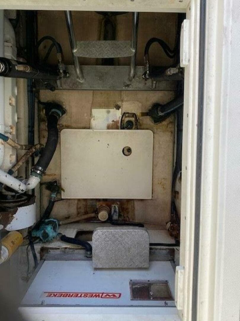 2000 Cabo 35 Express — photo 19