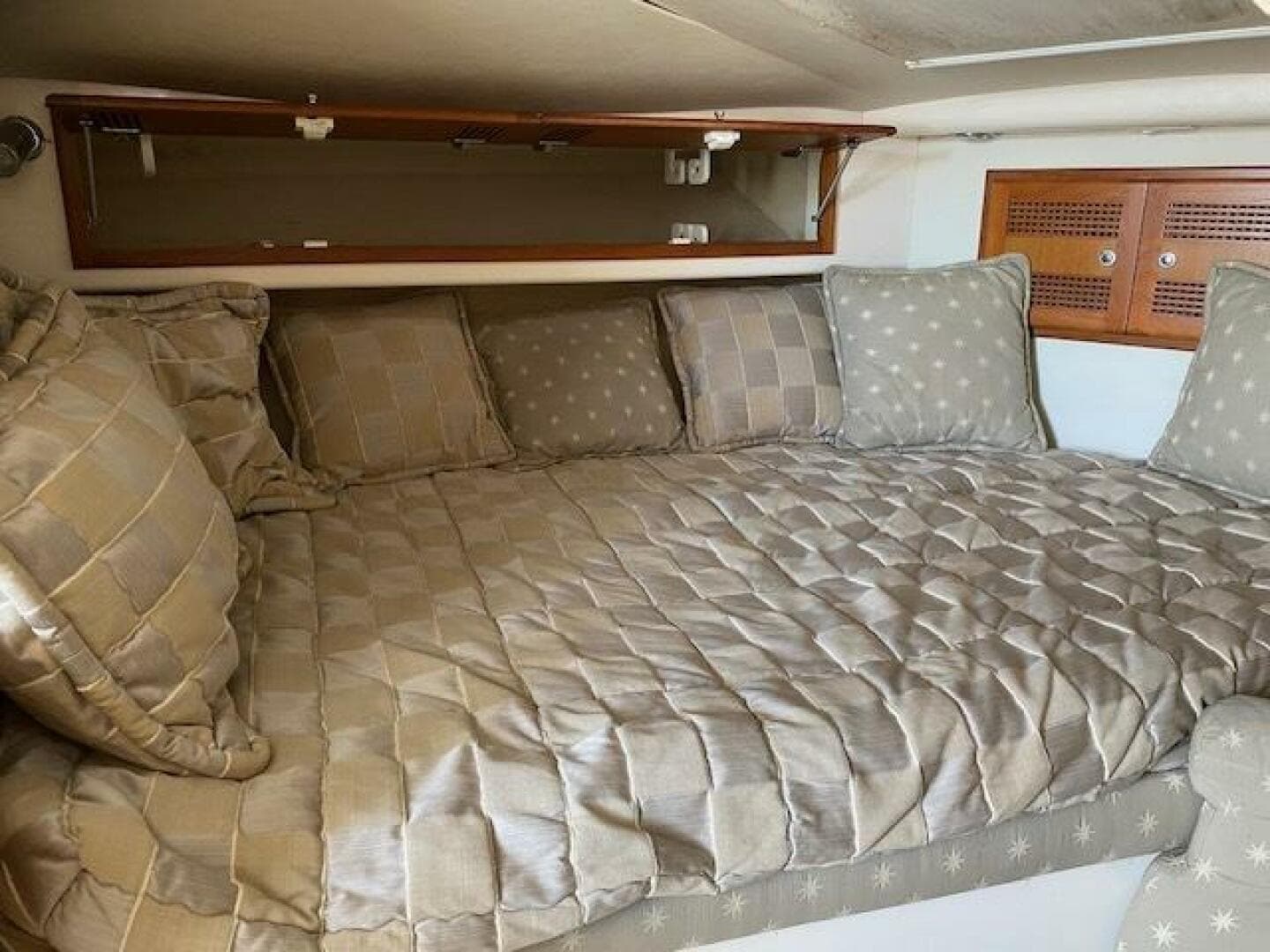 2000 Cabo 35 Express — photo 29