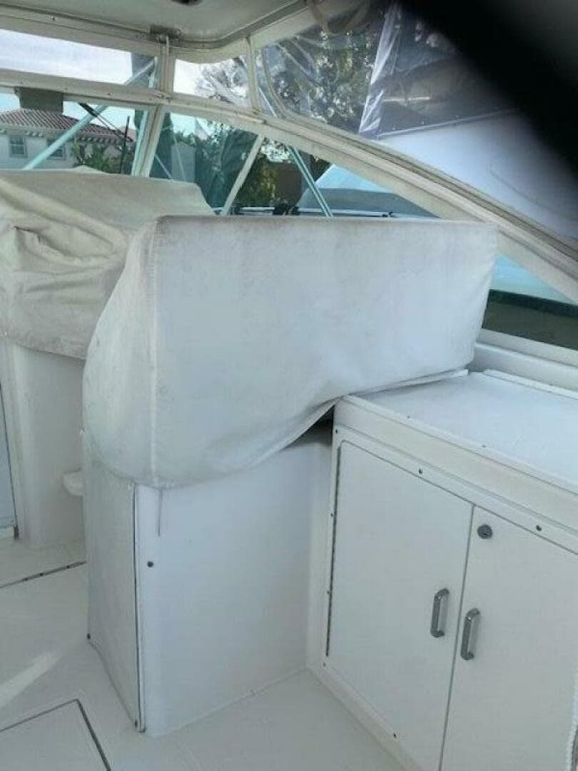 2000 Cabo 35 Express — photo 16