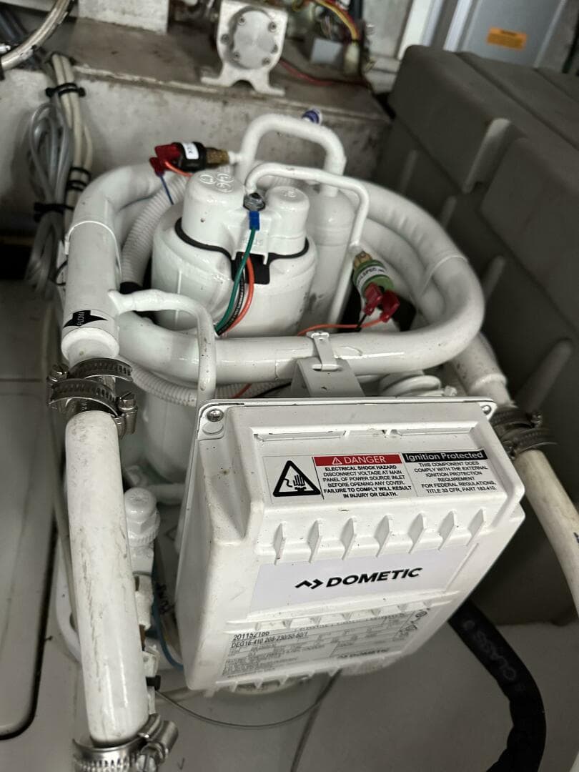 2004 Azimut 42 — photo 32