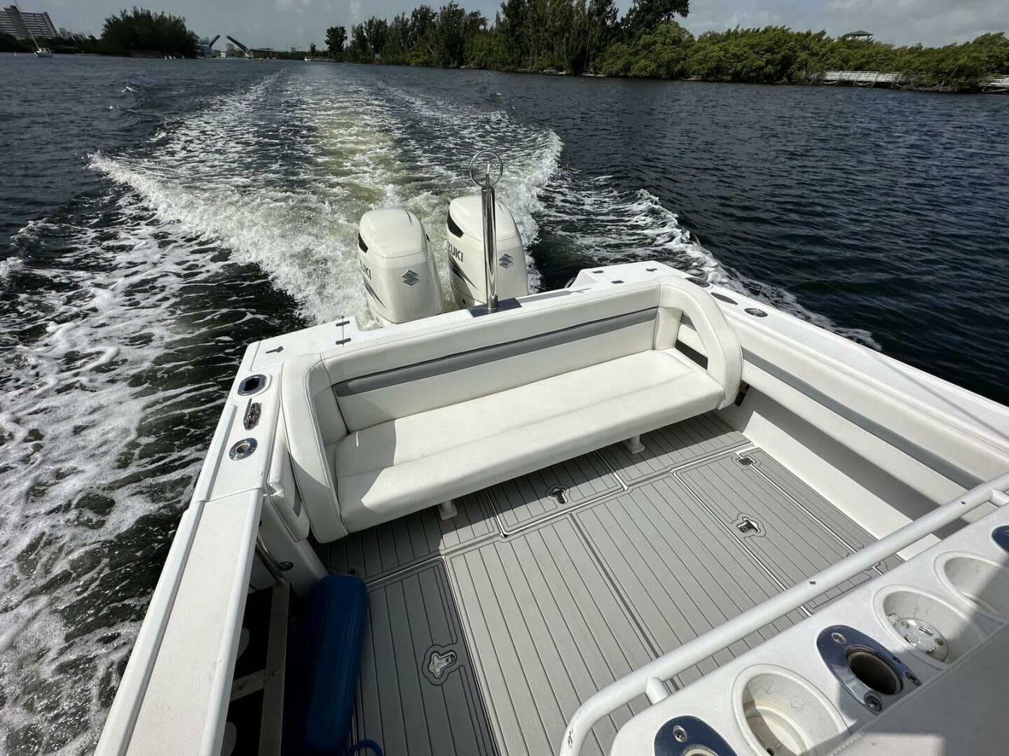 2003 Intrepid 32 — photo 14