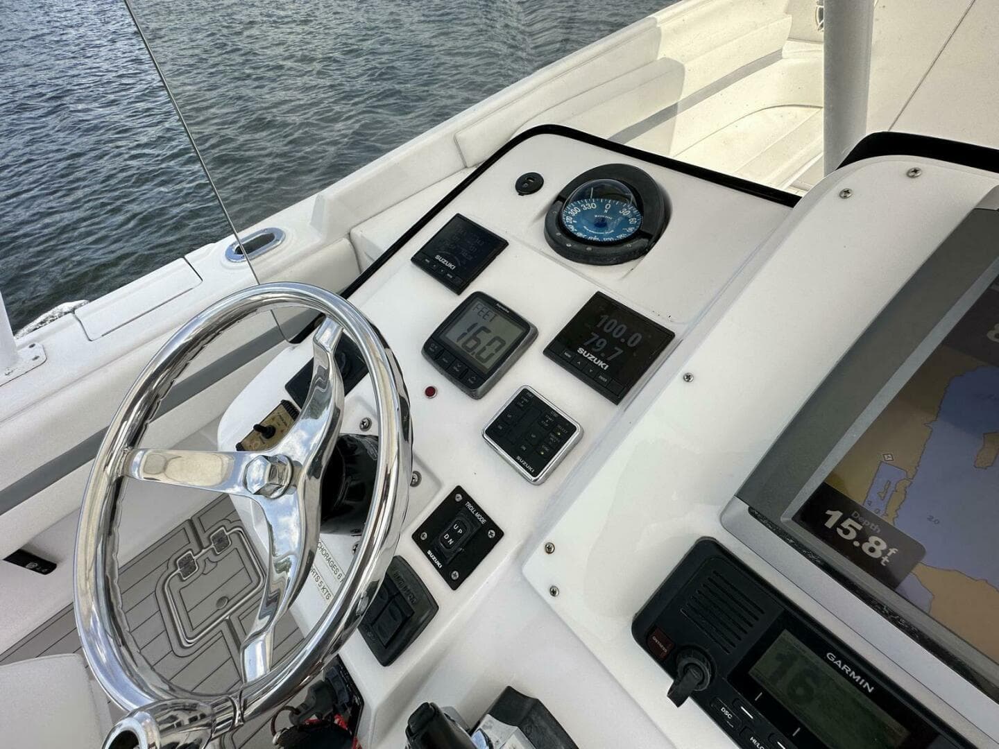 2003 Intrepid 32 — photo 8