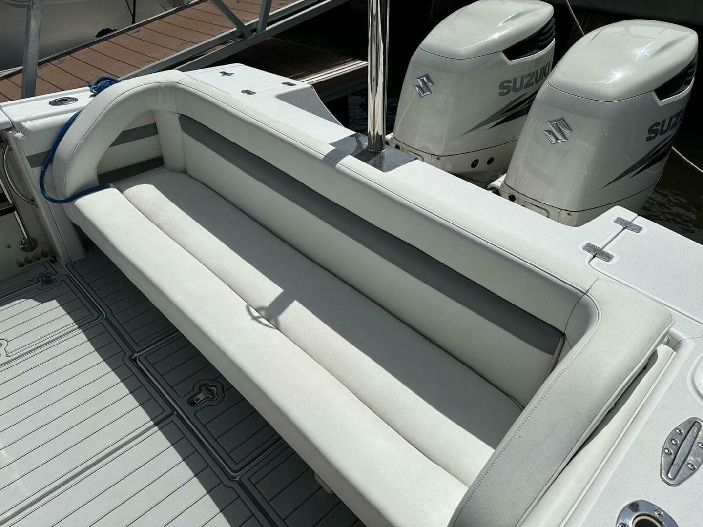 2003 Intrepid 32 — photo 33