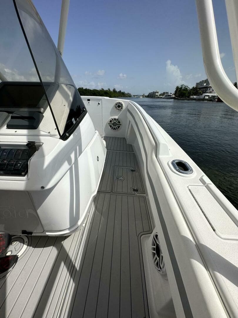 2003 Intrepid 32 — photo 29