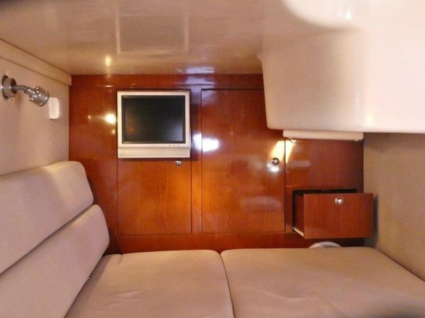 2005 Regal 3560 Commodore — photo 22