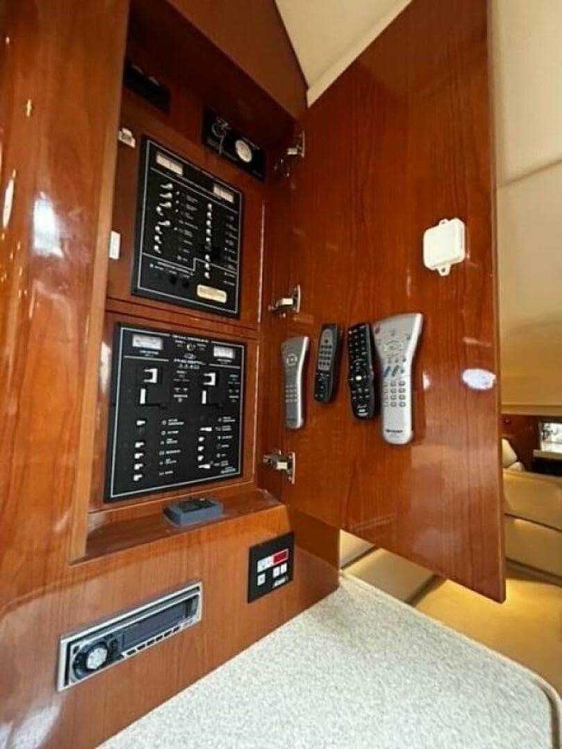 2005 Regal 3560 Commodore — photo 19