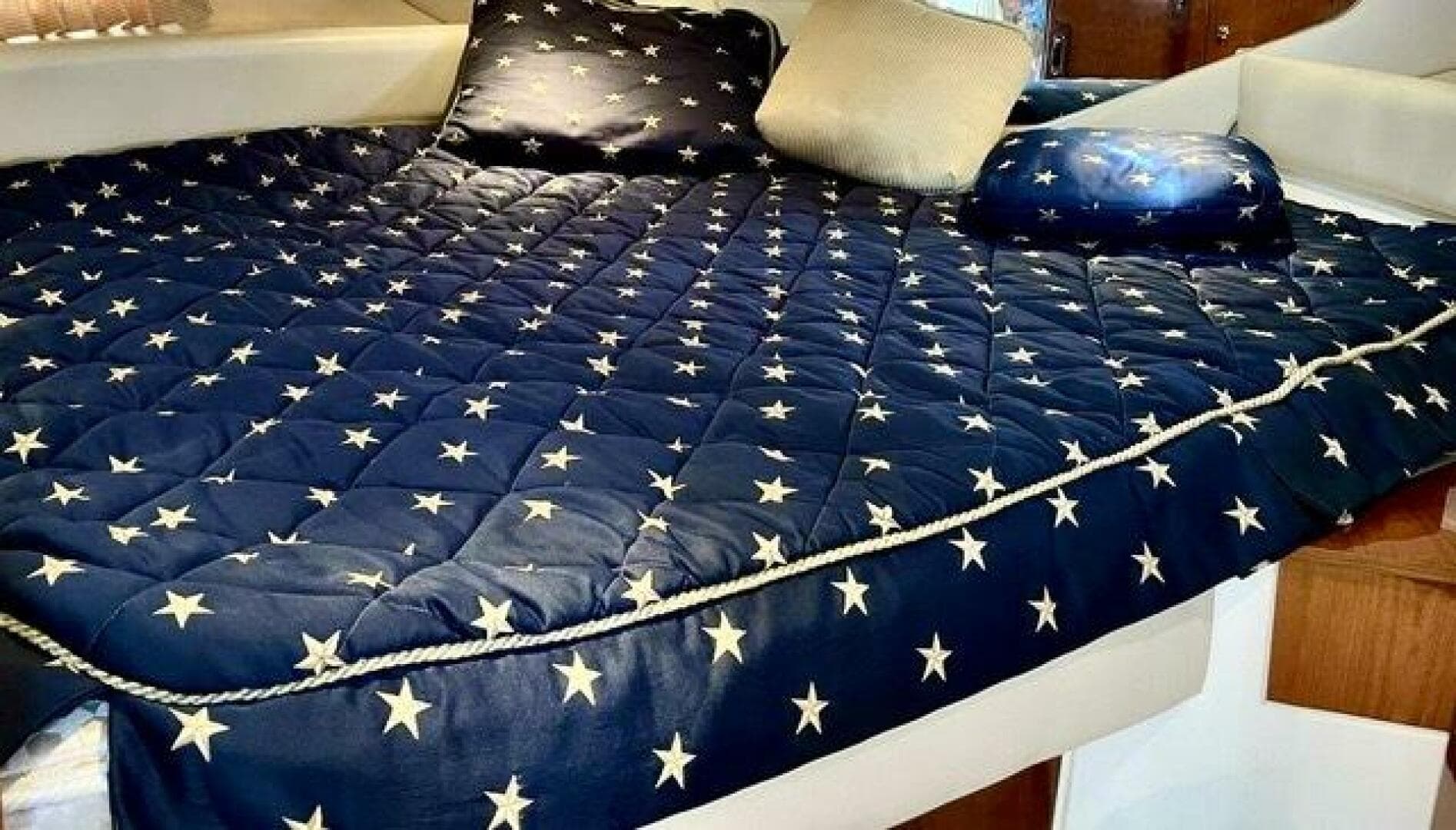 2005 Regal 3560 Commodore — photo 9