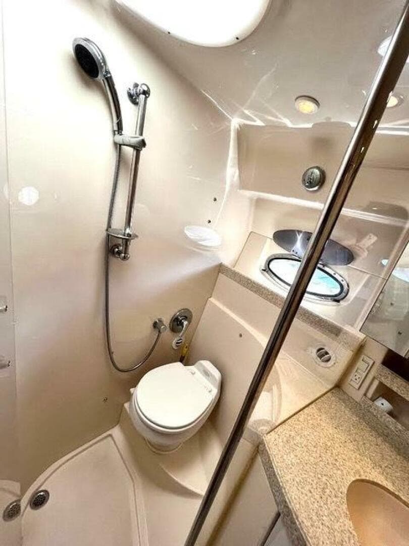 2005 Regal 3560 Commodore — photo 11