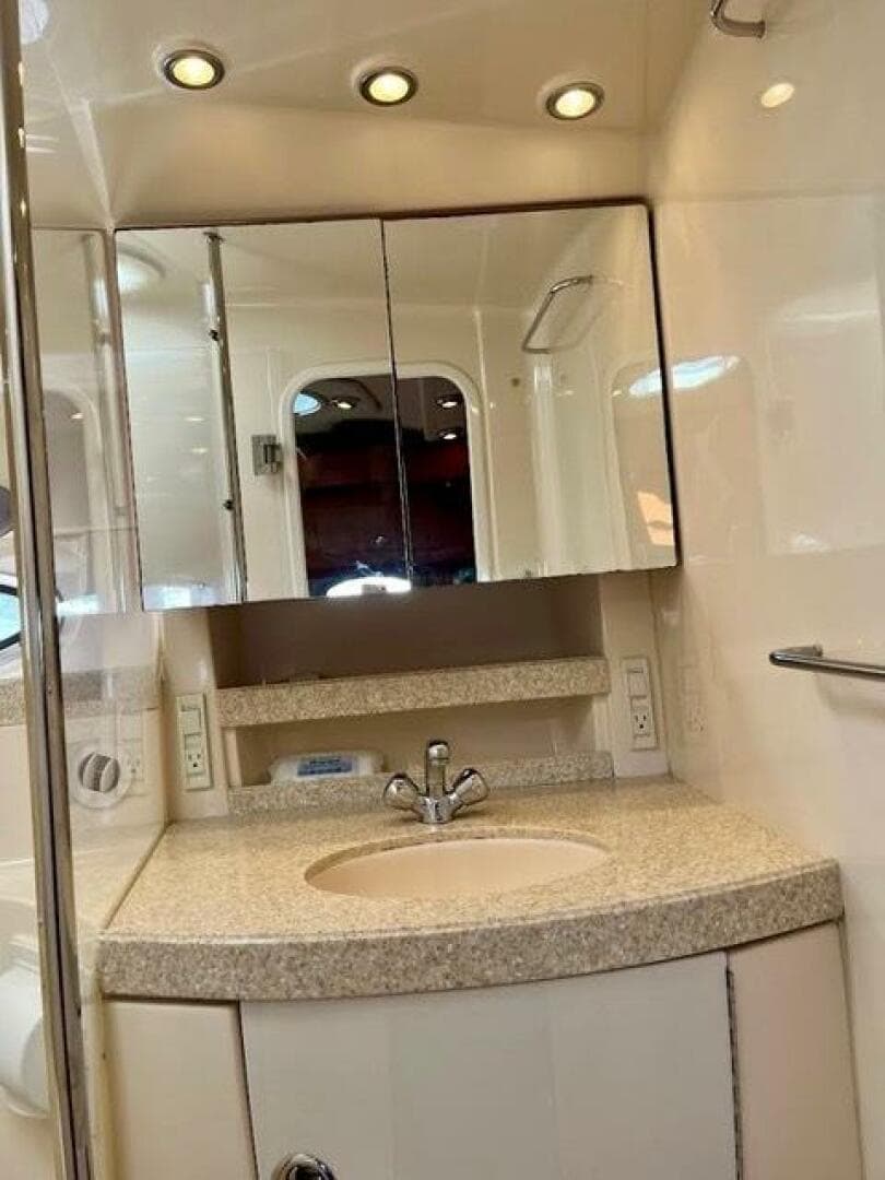 2005 Regal 3560 Commodore — photo 12