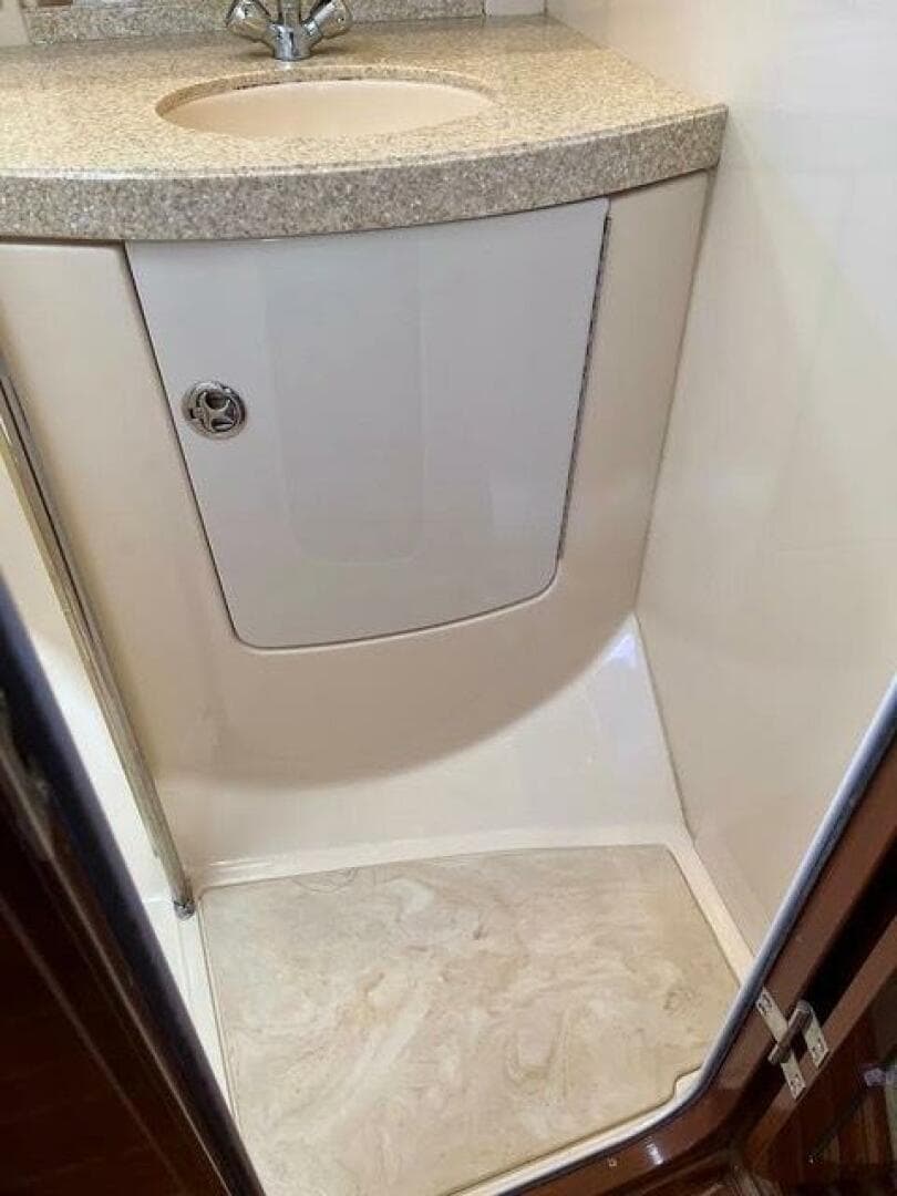 2005 Regal 3560 Commodore — photo 13